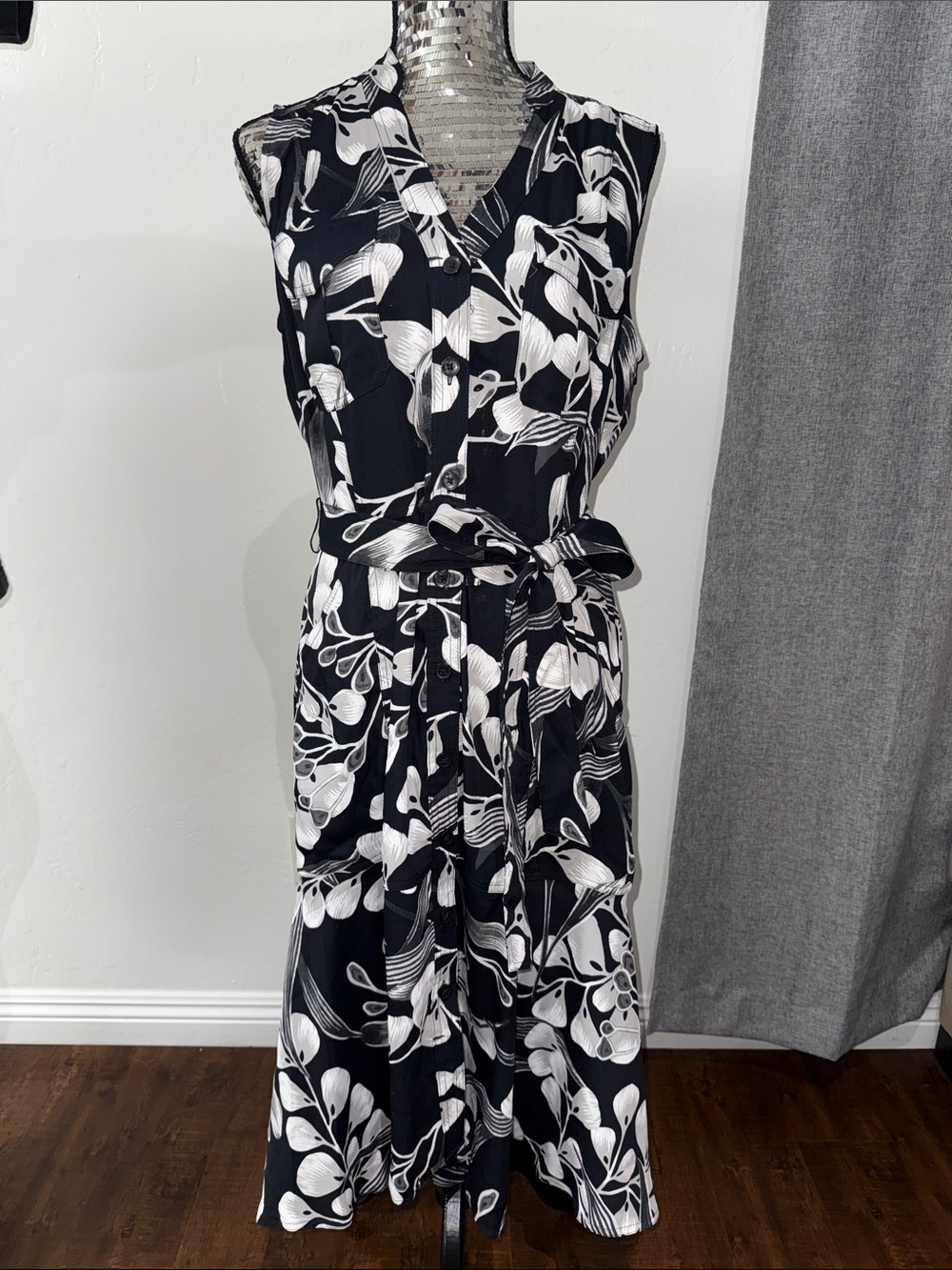 White House Black Market Black & White Floral Sleeveless Tie-Waist Midi Dress